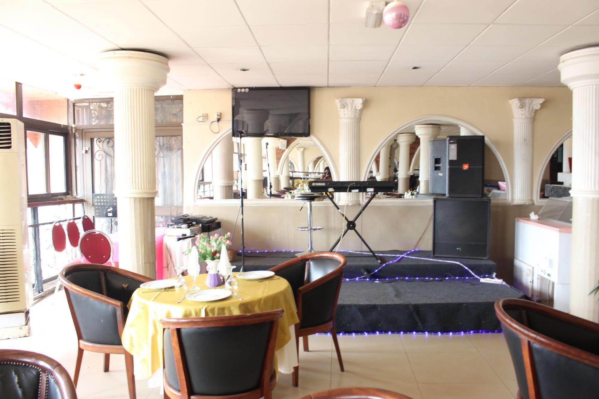 Hotel Santa Lucia Yaoundé Dış mekan fotoğraf