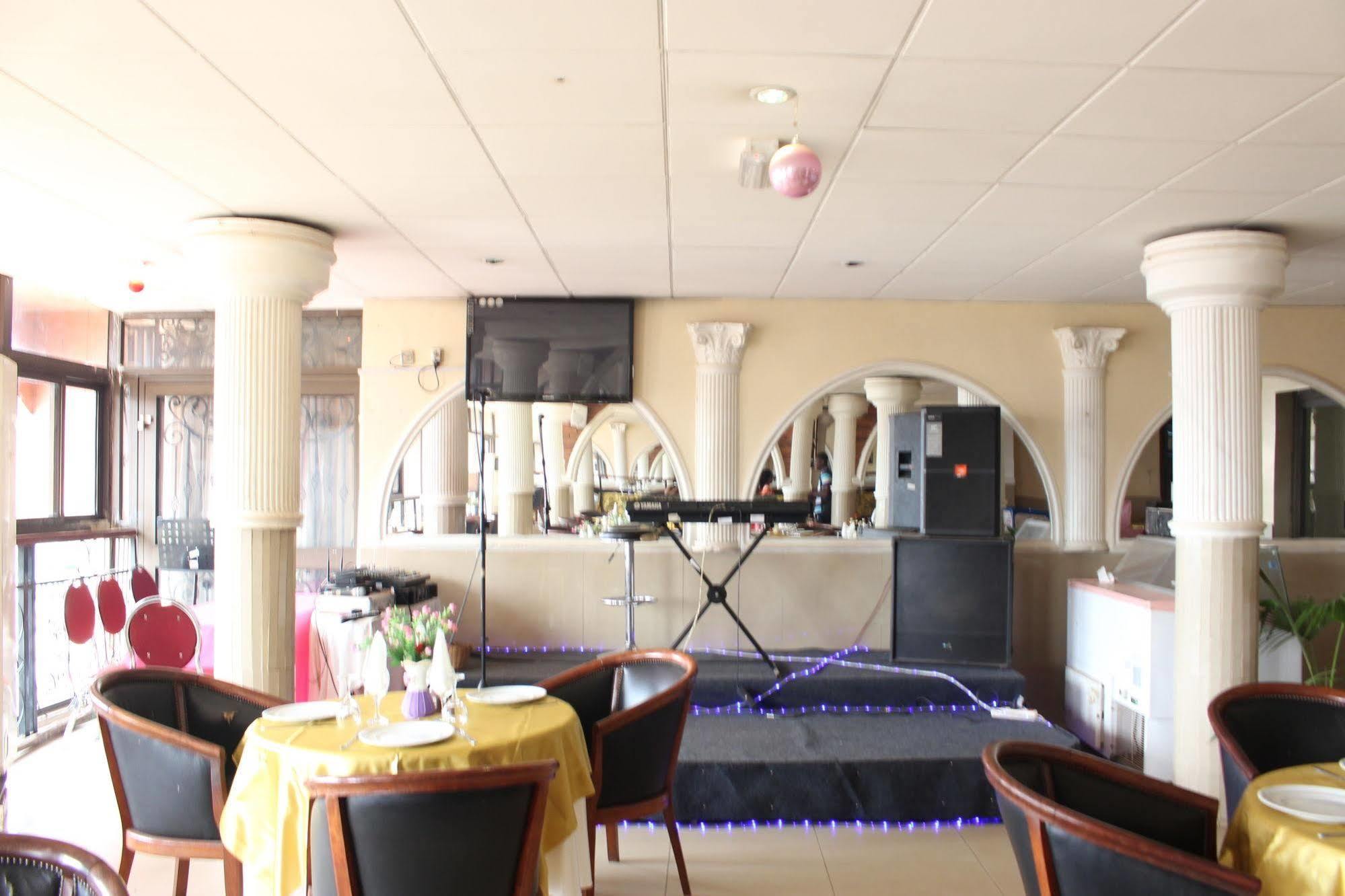 Hotel Santa Lucia Yaoundé Dış mekan fotoğraf
