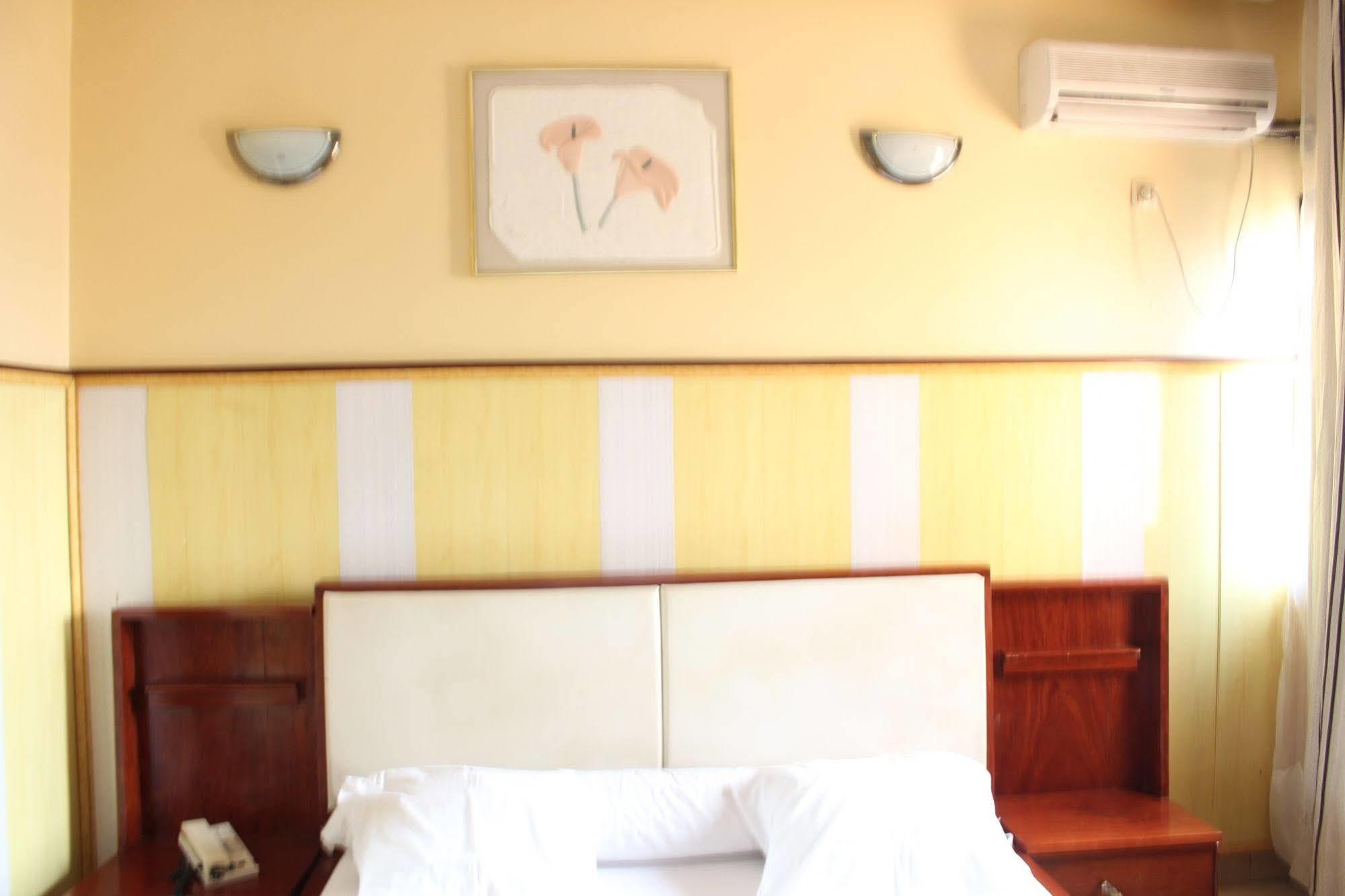 Hotel Santa Lucia Yaoundé Dış mekan fotoğraf