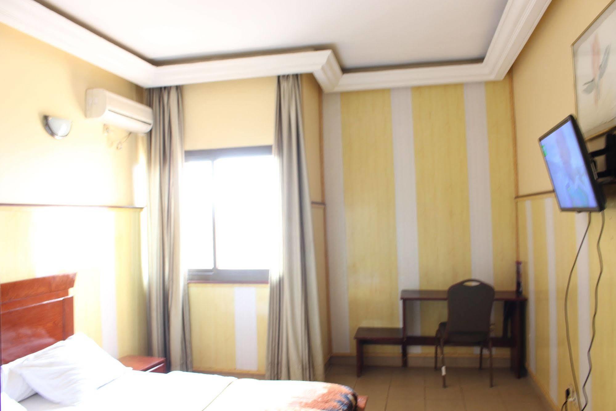Hotel Santa Lucia Yaoundé Dış mekan fotoğraf